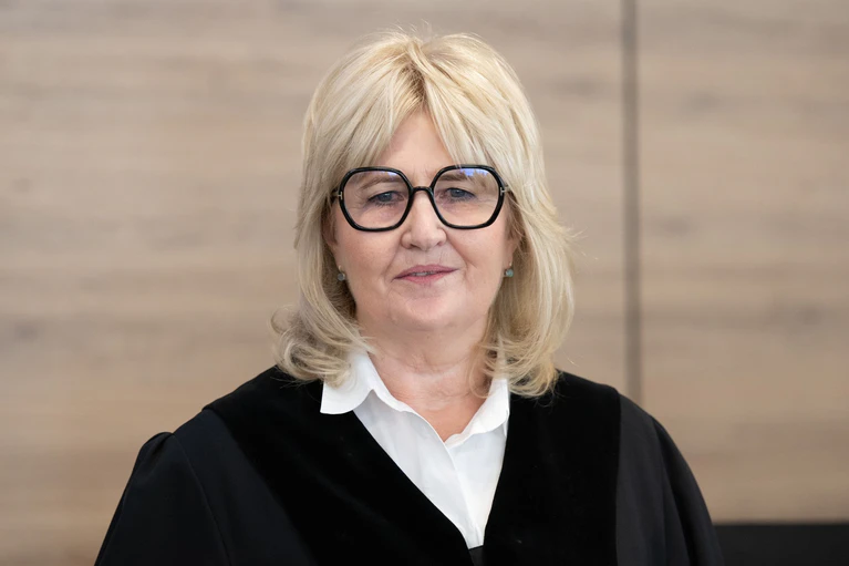 Richterin Simone Herberger leitet das Verfahren gegen die mutmaßliche NSU-Helferin Susann E.  — © Sebastian Kahnert/dpa-Pool/dpa