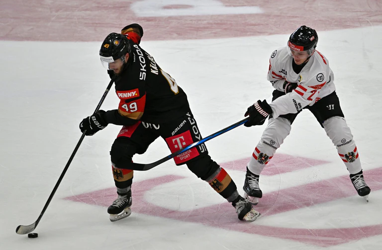 Lukas Kälble gewann mit der deutschen Eishockey-Nationalmannschaft erneut gegen Österreich. — © Uwe Lein/dpa