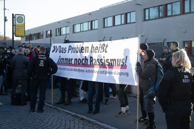 Vor Beginn des Prozesses gegen die mutmaßliche NSU-Unterstützerin Susann E. protestieren Dutzende Menschen gegen Rassismus und Rechtsextremismus. — © Sebastian Kahnert/dpa