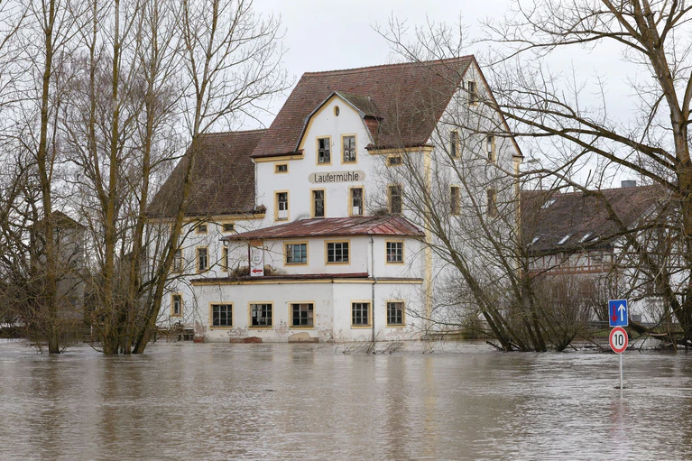 Die Aisch ist über die Ufer getreten. — © Daniel Löb/dpa