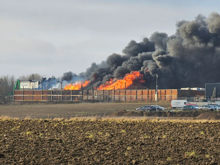 Die Ermittler schätzen den Schaden durch das Feuer in Gattendorf (Landkreis Hof) auf rund vier Millionen Euro. (Archivbild) — © Mike Müller/dpa