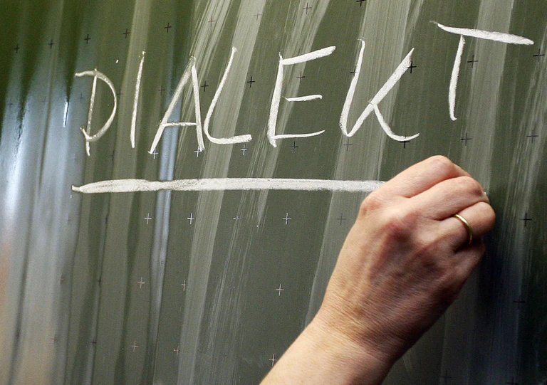 Dialekt ist vielfach mit negativen Klischees behaftet. (Symbolbild) — © Daniel Karmann/dpa