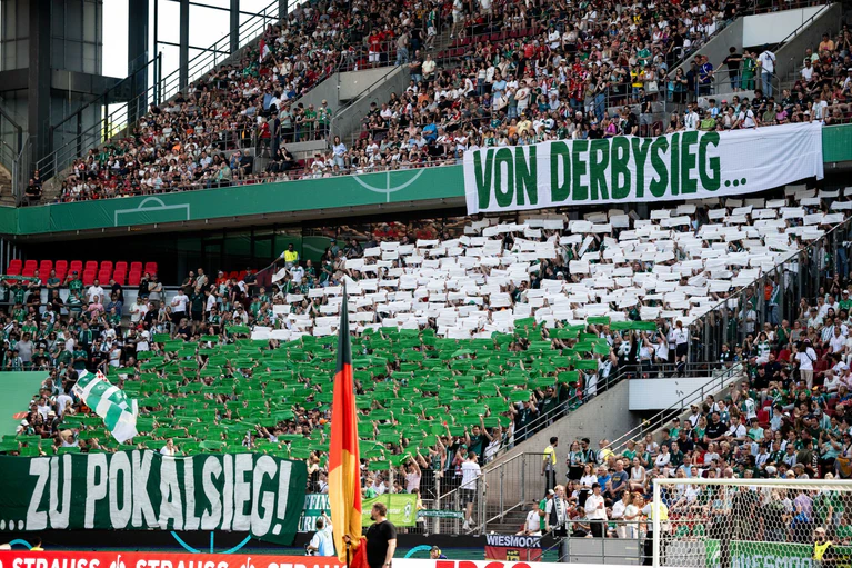 Nach dem Halbfinal-Sieg gegen den HSV hofften die Werder-Fans auch auf einen Final-Triumph gegen den FC Bayern. — © Fabian Strauch/dpa