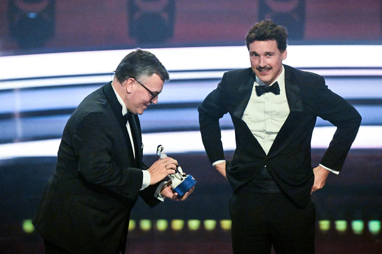 Schauspieler Florian David Fitz bekommt den Ehrenpreis. — © Felix Hörhager/dpa