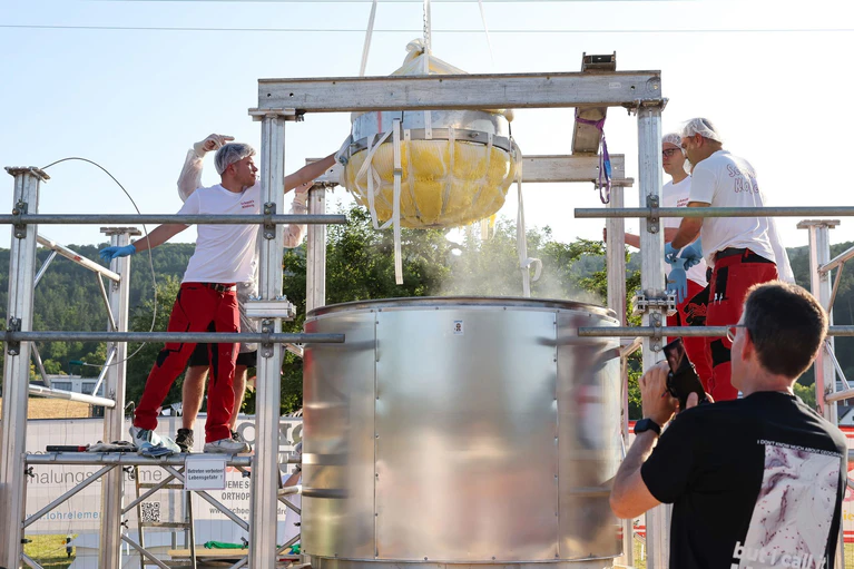 Bei ihrem 700-Jahr-Jubiläum haben die Einwohner von Wombach in Unterfranken einen rund 465 Kilo schweren Kartoffelkloß hergestellt. — © Daniel Löb/dpa