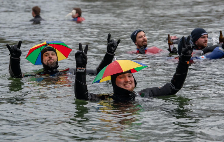 Gute Laune trotz drei bis vier Grad Wassertemperatur — © Stefan Puchner/dpa