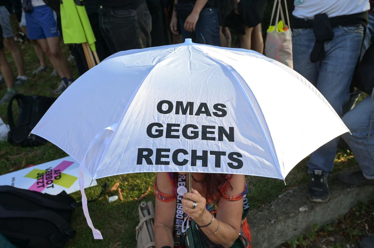 Die «Omas gegen Rechts» organisierten die Gegendemonstration. (Symbolbild) — © Heiko Rebsch/dpa