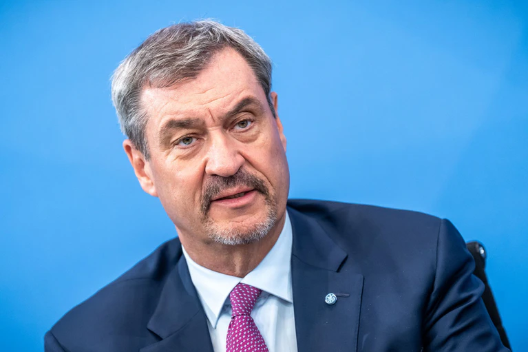 Bayern Ministerpräsident drängt auch auf Lockerungen beim Kündigungsschutz. (Archivbild) — © Michael Kappeler/dpa
