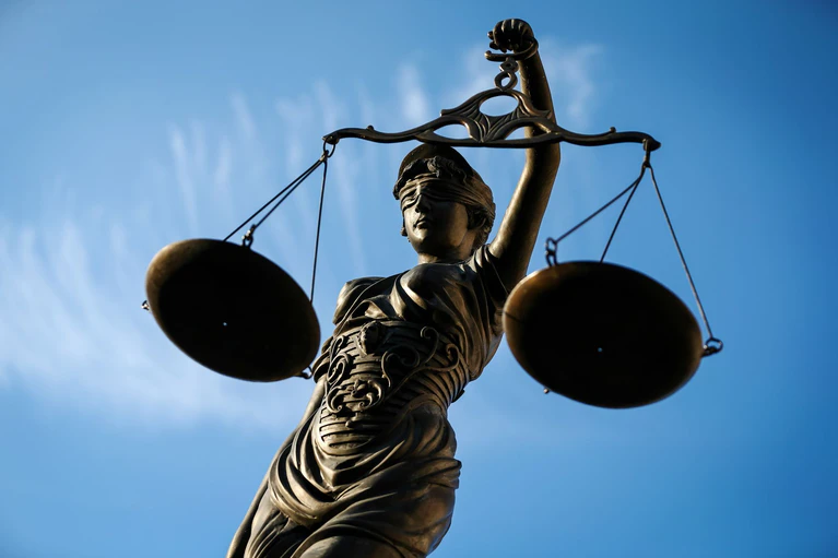 Die Deutschen nehmen die Justiz seltener in Anspruch als früher, die Zahl der Zivilklagen ist stark gesunken. — © David-Wolfgang Ebener/dpa