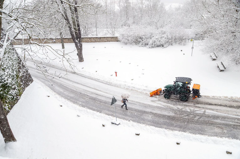Starker Schneefall sorgte in Unterfranken für Verkehrsbehinderungen. — © Pia Bayer/dpa