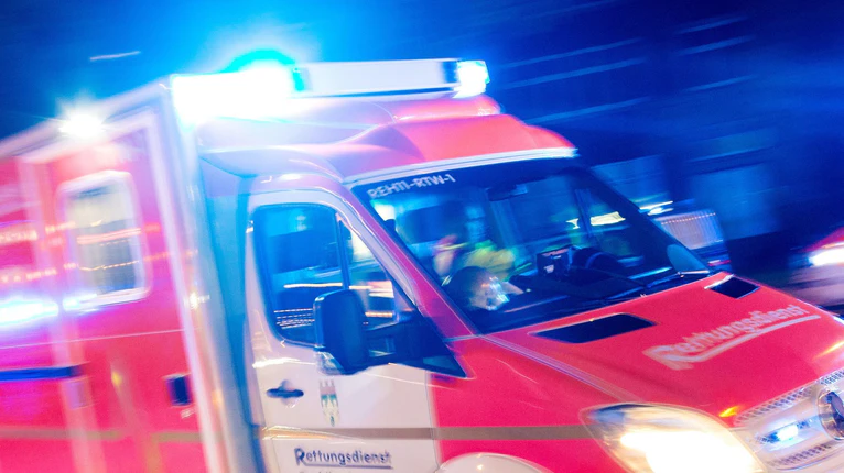 Ein Notarzt versorgte die Verletzte am Unfallort. (Symbolfoto) — © Marcel Kusch/dpa