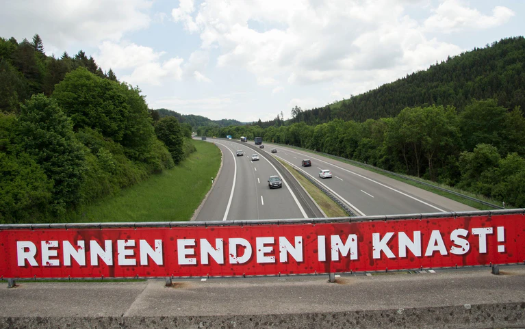 Illegale Autorennen enden oft genug tödlich - oder im Gefängnis (Archivbild). — © Steffen Schmidt/dpa