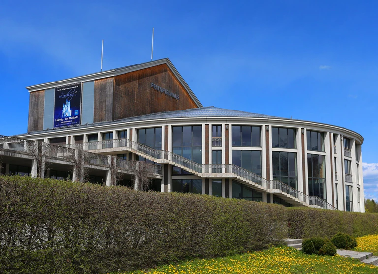 Mit einem opulenten Bühnenprogramm feiert das Festspielhaus in Füssen sein 25-jähriges Jubiläum. — © Karl-Josef Hildenbrand/dpa