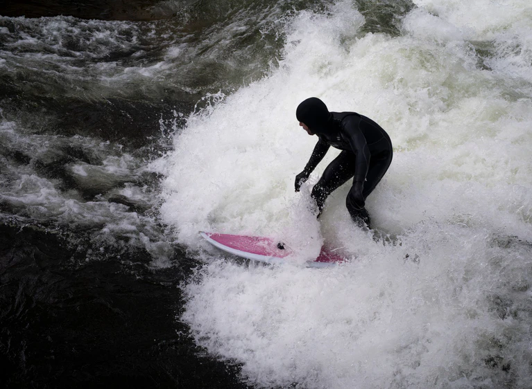 Eigentlich ist das Surfen auf dem Eisbach derzeit verboten. — © Peter Kneffel/dpa