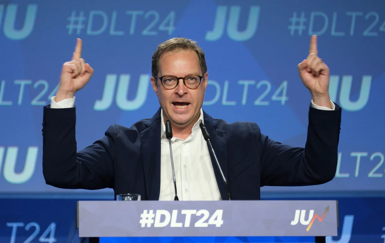 Beim Deutschlandtag der Jungen Union keilt der CSU-Generalsekretär gegen die Ampel und andere. Und wiederholt die Absage an Schwarz-Grün. Ob das dem Unions-Kanzlerkandidaten Friedrich Merz gefällt? — © Sebastian Willnow/dpa