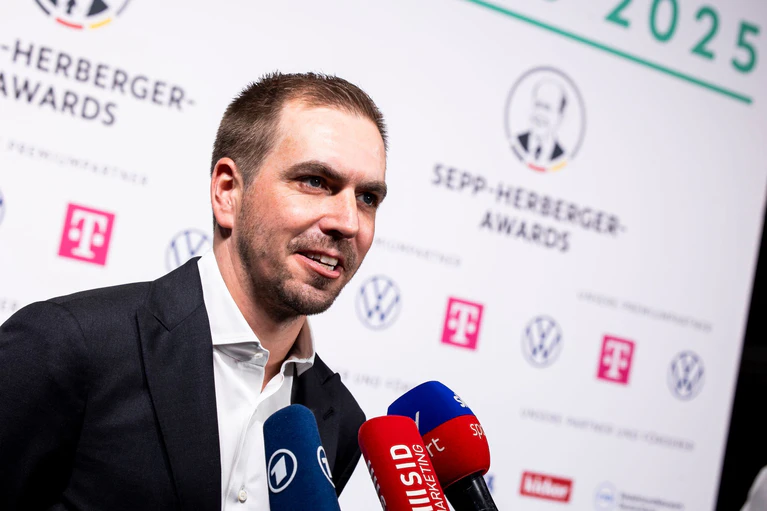 Philipp Lahm bei der Verleihung der Sepp-Herberger-Awards.  — © Michael Matthey/dpa