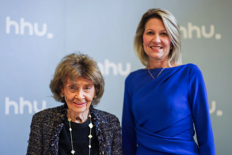 Anja Steinbeck (r.), Rektorin der Heinrich-Heine-Universität Düsseldorf, hat Charlotte Knobloch als Gasprofessorin angefragt, weil sie Werte wie Weltoffenheit und Toleranz vertritt wie kaum eine andere.  — © Christoph Reichwein/dpa