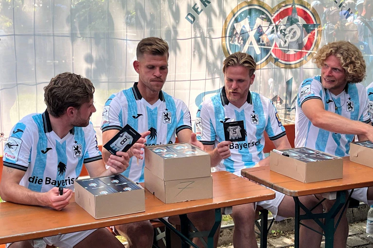 Florian Niederlechner (2.v.l.) und seine Mitspieler freuen sich auf die neue Saison. — © Christian Kunz/dpa