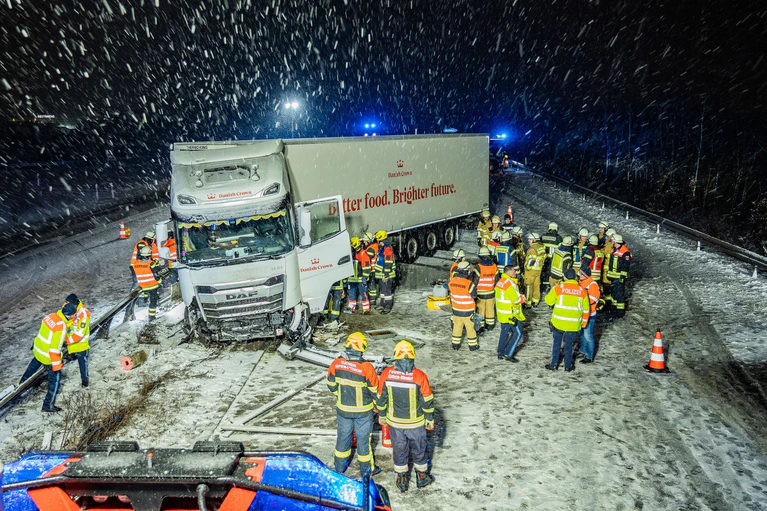 Ein Lastwagen hat auf der A70 eine stundenlange Sperre verursacht. — © Ferdinand Merzbach/NEWS5/dpa