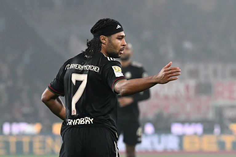 Gnabry erzielte ein irres Ausgleichstor zum 1:1 per Aufsetzer — © Federico Gambarini/dpa