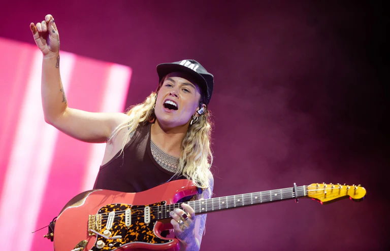 Probleme mit der Stimme: Tash Sultana verschiebt Tour (Archivbild) — © Christoph Schmidt/dpa