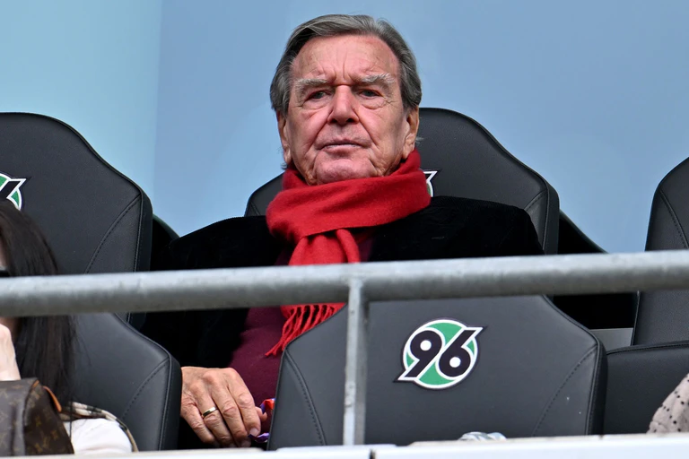 Ex-Kanzler und 96-Fan Gerhard Schröder im Stadion von Hannover. — © Swen Pförtner/dpa