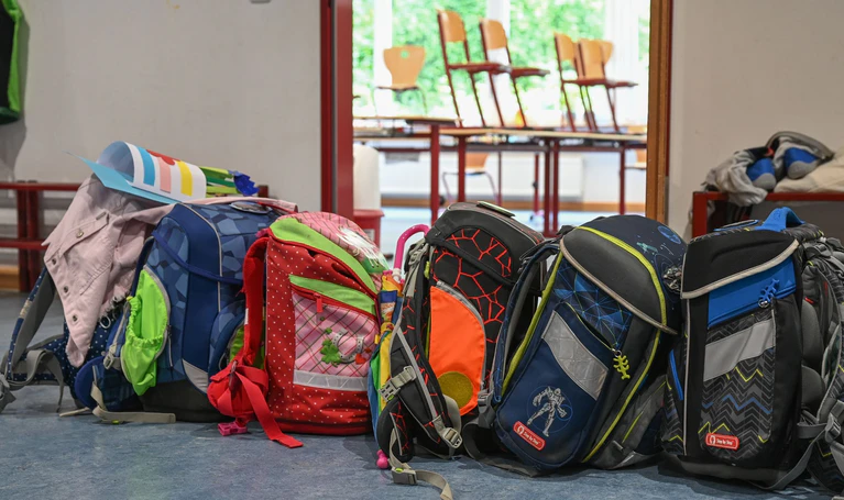 Aus Sicht der IW-Experten geht es bei dem Anspruch auf Ganztagsbetreuung nicht nur darum, den Eltern die Chance auf Berufstätigkeit zu geben - es gehe auch um Teilhabe, meinen die Forscher. (Symbolbild) — © Arne Dedert/dpa