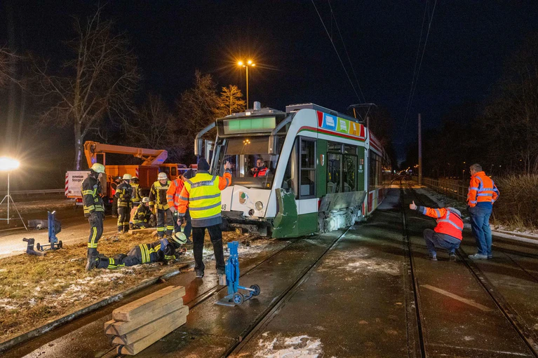 Die Straßenbahn war durch die Kollision entgleist. — © Stefan Puchner/dpa