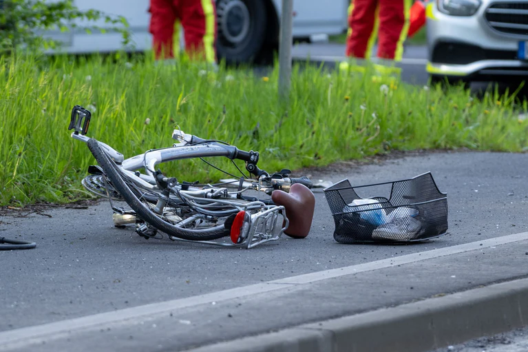 Nach dem Unfall in Coburg befindet sich der junge Radler in kritischem Zustand. (Symbolbild) — © Christoph Weiß/Fuldamedia/dpa