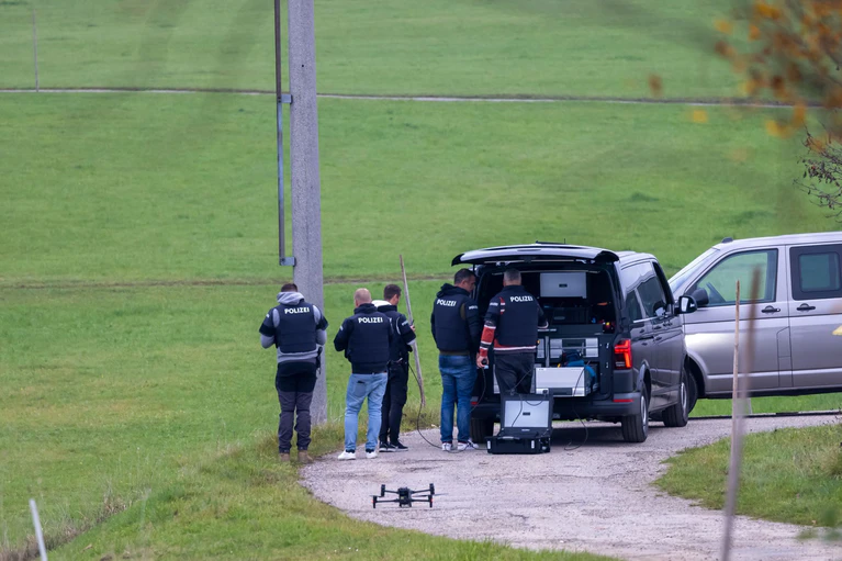 Die Polizei warnt, dass der flüchtige Täter gefährlich ist. — © Fotokerschi/Franz Plechinger/APA/dpa