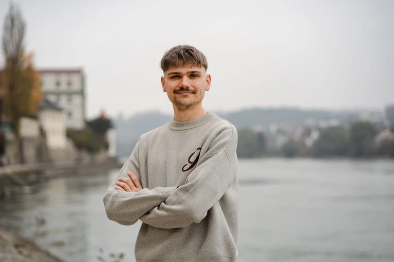 Listenplatz vier in Bayern reichte für den Einzug: Luke Hoß aus Passau wird Bundestagsabgeordneter. — © Rebekka Amann/Die Linke KV Passau/dpa