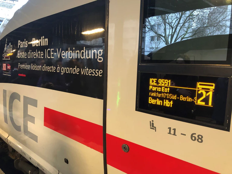 Der neue Direkt-ICE zwischen Paris und Berlin kommt bei den Reisenden sehr gut an. (Archivbild) — © Michael Evers/dpa