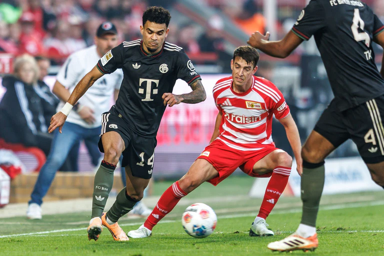 Luis Díaz (l.) zeigte beim Ausgleich zum 1:1 seine ganze Klasse. — © Andreas Gora/dpa
