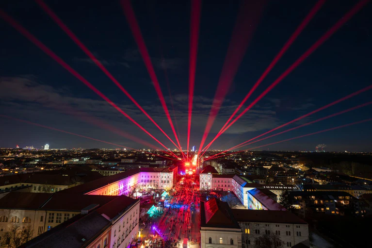 Eine Lasershow auf der Silvestermeile auf der Ludwigstraße in München. — © Peter Kneffel/dpa