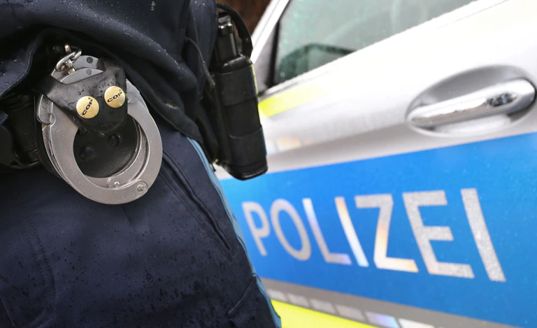 Momentan werde der 21-Jährige von Polizisten im Krankenhaus bewacht. (Symbolbild) — © Karl-Josef Hildenbrand/dpa