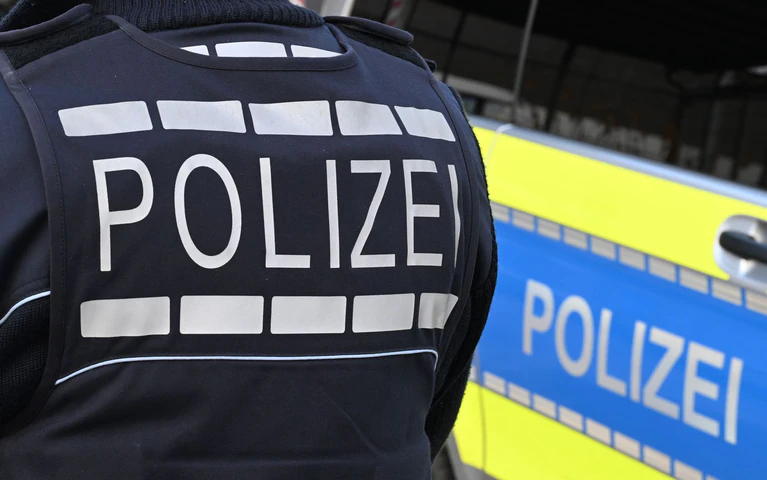Die Todesursache wird von der Kriminalpolizei untersucht. (Symbolbild) — © Bernd Weißbrod/dpa