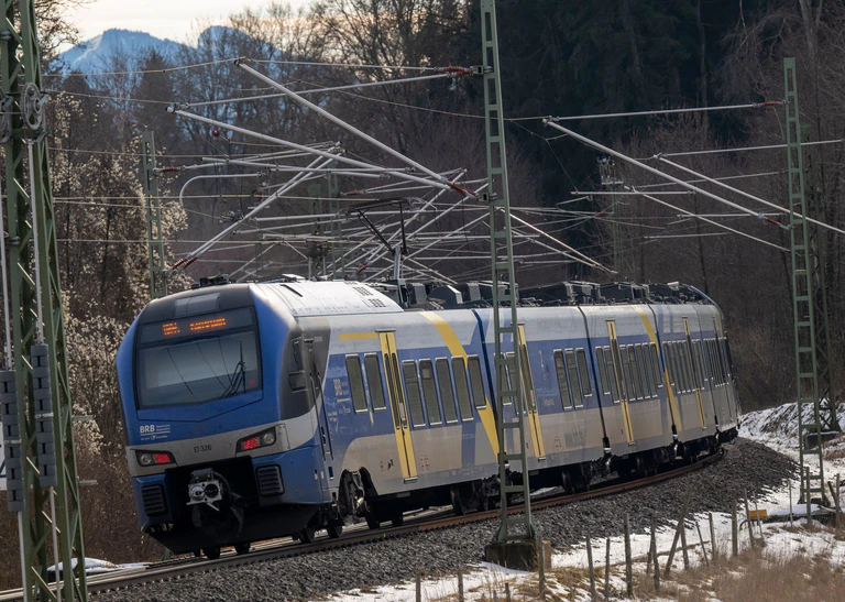 Aufgrund von Bauarbeiten kommt es bei Zügen der Bayerischen Regiobahn zu Verspätungen und Ausfällen von Haltestellen. (Symbolbild) — © Peter Kneffel/dpa