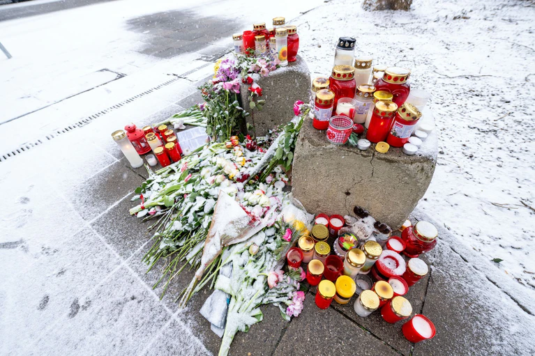 Kerzen und Blumen in der Nähe des Tatorts.  — © Pia Bayer/dpa