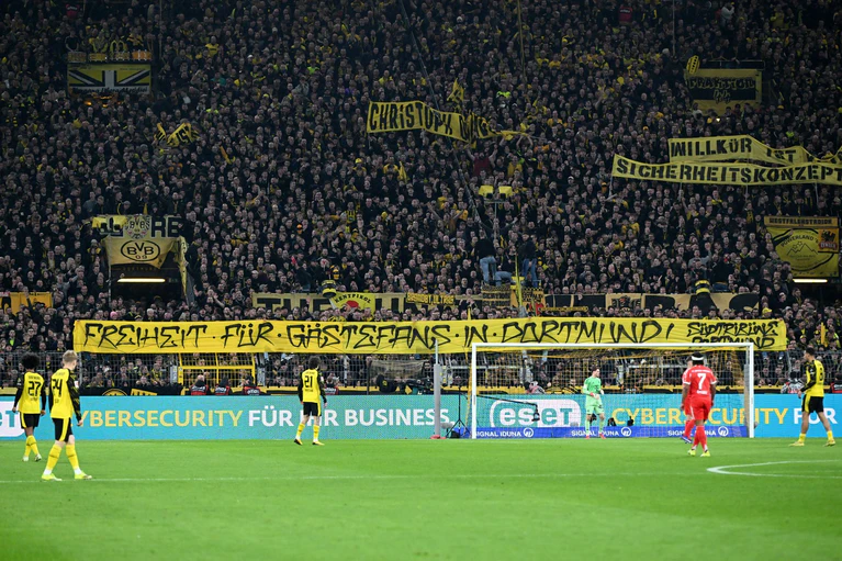 Die Dortmunder Fans zeigten sich solidarisch. — © Federico Gambarini/dpa