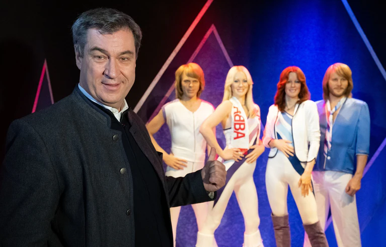 Markus Söder beim Besuch des ABBA-Museums auf einer Schweden-Reise im vergangenen Jahr. Bayerns Ministerpräsident hat ABBA auch auf seiner Sommerhit-Liste. — © Sven Hoppe/dpa