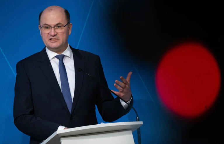 Mahnt zu Sparsamkeit: Bayerns Finanzminister Füracker. (Archivbild) — © Sven Hoppe/dpa