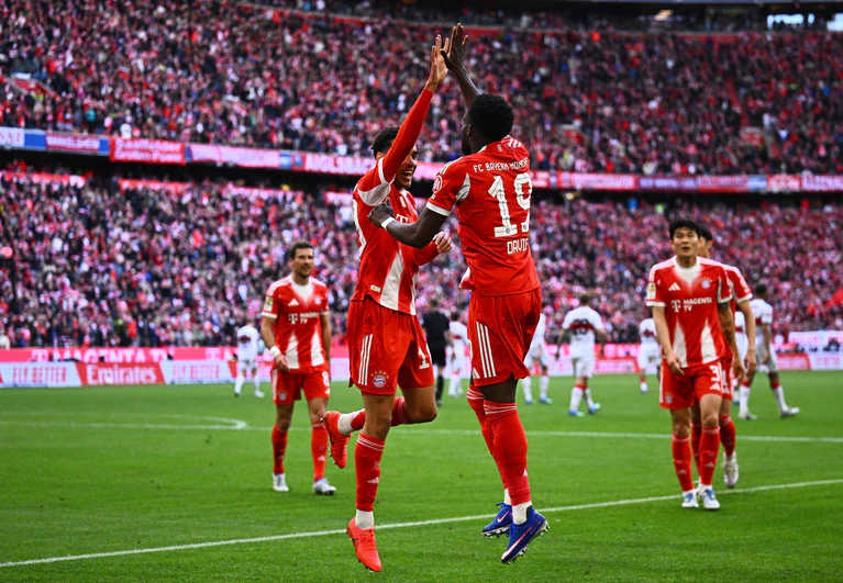 Jamal Musiala (r) glänzt für den FC Bayern. — © Tom Weller/dpa