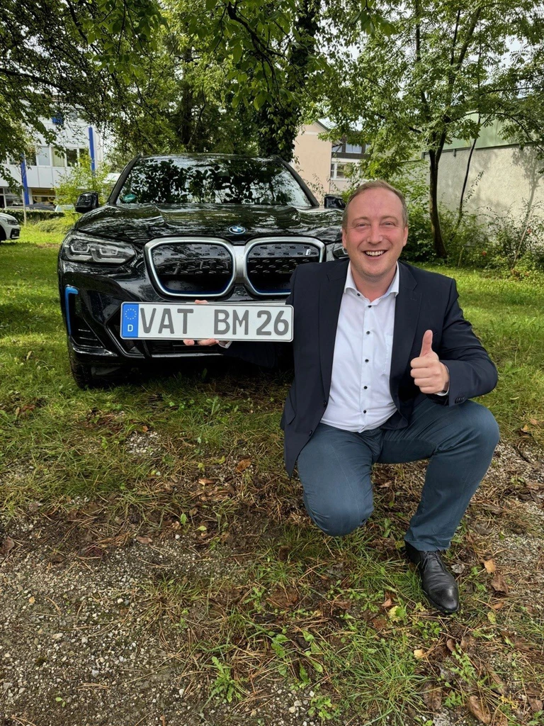 Leonhard Spitzauer (CSU), Erster Bürgermeister von Vaterstetten (Landkreis Ebersberg), der beispielhaft ein VAT-Kennzeichen zeigt, wie es sich die Kommune wünscht.  — © Privat/dpa