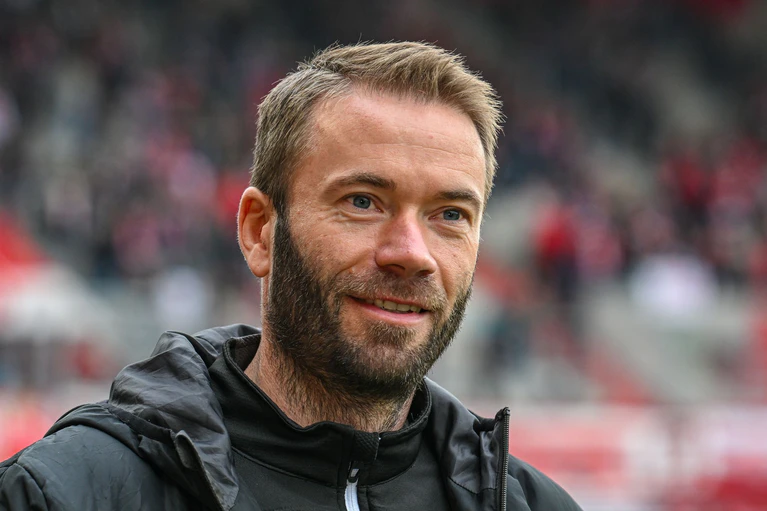 Andreas Patz ist nun Cheftrainer von Jahn Regensburg. — © Armin Weigel/dpa