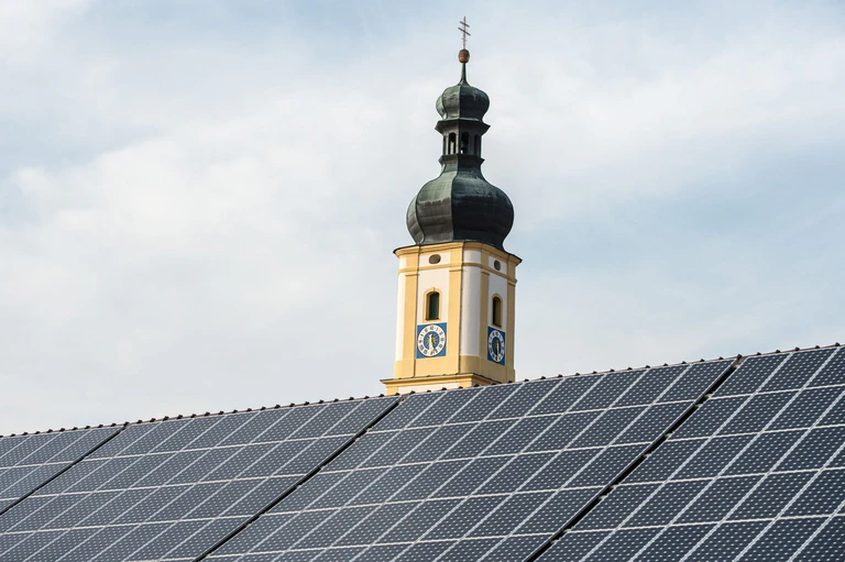 Der Ausbau der Solarenergie ist ein wichtiger Bestandteil der bayerischen Energiestrategie. (Illustration) — © picture alliance / dpa
