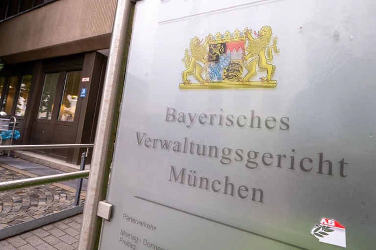 Die Klimaaktivistin Lisa Poettinger geht gerichtlich gegen ihren Ausschluss vom Referendariat vor. (Archivbild) — © Peter Kneffel/dpa