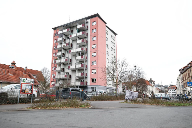 In diesem Haus starb die junge Frau. (Archivbild) — © Daniel Löb/dpa
