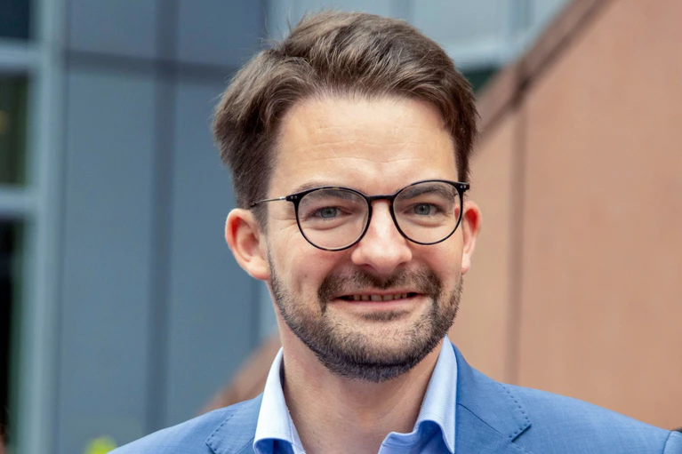 JU-Landeschef Manuel Knoll warnte nach dem Beschluss des bayerischen Parteinachwuchses gegen die Mütterrente davor, die Bedenken junger Menschen zu übergehen. (Archivbild) — © Pia Bayer/dpa
