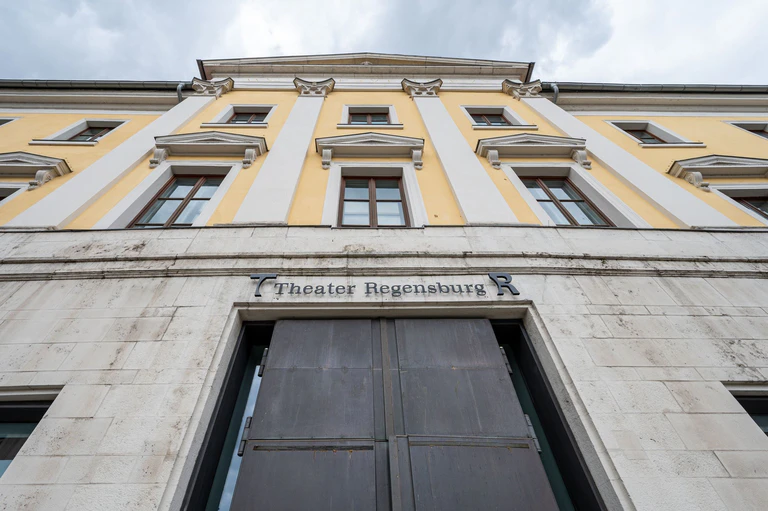 Das preisgekrönte Haus wird bald zum Staatstheater. (Archivbild) — © Armin Weigel/dpa