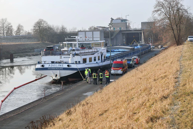 Nach der Havarie eines Güterschiffs auf dem Main-Donau-Kanal im Kreis Forchheim ist der Schiffsverkehr dort vorerst eingestellt. — © Daniel Löb/dpa